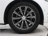 ダイヤモンドカット/ブラック5マルチスポーク7.5J&times;19インチアルミホイール。衝突回避・被害軽減ブレーキシステムやパイロット・アシストなど、数多くの先進安全・運転支援機能を標準装備。