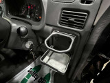 フロントインパネ右にカップホルダーがございます。