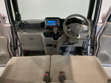 【前方視界】開放的な前方視界!運転がしやすく疲れにくいです♪窓が大きく、見通しがとっても良いおクルマですよ♪