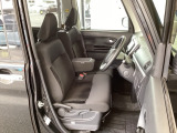 フロント広々、ベンチシートの運転席は、ハイトアジャスターが付いているので、快適にドライブができます。ハンドルはチルトステアリングで、ハンドル位置を上下に調節できます。
