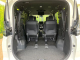 普段のお買い物や通勤、送迎等に十分な荷室スペースを確保しております。セカンドシートを倒すと、大きな荷物の積載も可能です♪