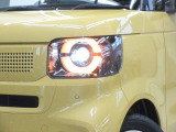 LEDヘッドライトです。デザイン性がよくとても明るいので、夜間の走行や悪天候でも安心です。しかも長寿命!