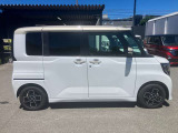 サイドから見ても素敵なデザインの軽自動車です!天井も高く室内空間も広く快適です☆