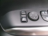 ドアミラーの鏡面の調節、格納は運転席からすべて操作できます!