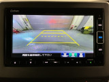 リバースギアに入れるだけで後方の表示へ切り替わります。夜間や雨の日の駐車も楽になりますよ。