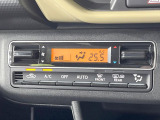 【オートエアコン】一度お好みの温度に設定すれば、車内の温度を検知し風量や温度を自動で調整。暑い&hellip;寒い&hellip;と何度もスイッチ操作をする必要はありません。快適な車内空間には必須の機能ですね♪