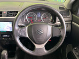インテリアに合わせたデザインのステアリングは、運転される方のことも考え、運転しやすい形状、大きさです。是非一度、実際に触ってお確かめください。