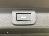 電動リアゲートは、ボタンやリモコンでバックドアを自動開閉できる機能です。楽に開閉でき、ゲートが開く高さの記憶や安全のための挟み込み防止機能も備えています。