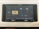 多彩な再生方法に対応したオーディオシステム。CDやBluetooth接続で、お気に入りの音楽を快適に楽しめます。ナビゲーション機能も搭載し、遠出も安心です。