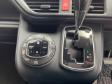 【オートエアコン】一度お好みの温度に設定すれば、車内の温度を検知し風量や温度を自動で調整。暑い&hellip;寒い&hellip;と何度もスイッチ操作をする必要はありません。快適な車内空間には必須の機能ですね♪