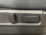 【パワーシート】スイッチ一つで簡単にシートの微調整が可能!電動だから力もいりません!快適なシートポジションにセットして、快適なドライブをお楽しみください。