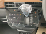 大型モニター下部にエアコンやオーディオ、走行モード切替、電動パーキングブレーキ、オートブレーキホールド、プッシュスターターが集約され、操作性に優れています。