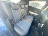 後部座席も気になるようなキズ・汚れやへたり等、大きなダメージはなく、良好な状態です。