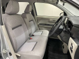 ベンチシートは、背もたれと座面が広く開放的です。また、助手席から運転席に移動がスムーズに行えます。