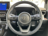 握りやすいステアリングは、運転の楽しさを高めます。操作性にも優れており、スムーズなドライビングをサポートします。ステアリング操作が軽快に行えます。