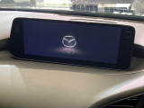 【10.25インチマツダコネクト】車内の雰囲気にマッチした大型ディスプレイ。スマホ接続でのナビ使用やBluetooth再生等、様々な機能が楽しめます。直感的なダイヤル操作が可能で、使い勝手も良好です。