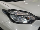 【LEDヘッドライト】悪天候や夜間走行時も良好な視界を確保し安心して運転できる高輝度LEDヘッドライトを装備!点灯速度が早く、消費電力も抑えられています。