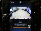 後方映像を11.6インチディスプレイに表示し、ステアリング連動ガイドラインが駐車をサポート。さらに後退時はリヤ4センサーが障害物を検知し、必要に応じてブレーキが作動します。