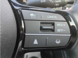 ハンドル左側にはオーディオコントローラーがついております。右側にはクルーズコントロール機能などのボタンがついており、高速道路走行時の負担を軽減します。