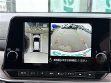 【パノラミックビューモニター】クルマを真上から見下ろした視点で駐車をサポートします。クルマの斜め後ろや真横など、いち早く障害物に気が付くことができます。