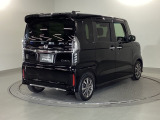 スライドドアは通常のドアに比べて、車のボディーに対し平行に開閉し、開けてもスペースを取りません。出入り口が大きいドアはお子様のいるご家庭はもちろん、混んだ駐車場でも大活躍です!