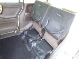 ◆チップアップ&ダイブダウン機構付【ULTR SEAT】は後席座面を左右分割で跳ね上げることができます。トランクで積載できない背の高い荷物をラクラク収納できます。ホンダ車ならではの人気装備です。