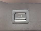 【パワーバックドア】スマートキーや運転席のボタンを押すだけでリアゲートが自動で開閉します!荷物を持っている時や、高い位置にあるバックドアを閉める際に便利な機能です♪