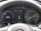 【メーターパネル】素早く車の情報が読み取れる、視認性に優れたシンプルなデザインのメーターパネルです。