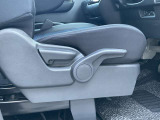 運転席シートリフター(ラチェット式)で、座面の高さも上下に動き、体格にあわせて調整ができ広々でゆったり運転できます♪