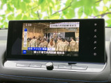 停車中には、地上デジタル放送をお楽しみいただけます。長時間の待ち時間も快適に過ごせる便利な機能です。
