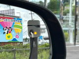 ブラインドスポットモニターは、左右斜め後ろを平行して走る車を認識し、車線変更の際に危険を察知するとドライバーへ警告を促します。夜・雨・トンネル内など走行時の環境が悪い時ほど便りになる機能です!