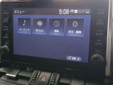使い勝手に優れたディスプレイオーディオを搭載。スマートフォンと連携することで、ナビアプリや音楽ストリーミング、ハンズフリー通話など、普段使いの機能をそのまま車内で快適に利用できます