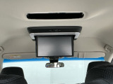 【後席用プルダウンモニター】後ろに乗車している人を飽きさせません♪ テレビやDVDビデオを見ながら楽しいドライブを♪使わない時は格納できますので、ジャマになる事もありません♪