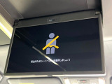 【13.2型有機ELフリップダウン】三列目からでも迫力のエンタメが観れる大画面フリップダウン。有機ELのモニターでは、一般的なフリップダウンよりも高コントラストでキレイな映像を楽しめます。