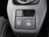 「HOLD」スイッチを押し、システムONの状態にしておくことで、渋滞や信号待ちなどでブレーキを踏んで停車した時にブレーキペダルから足を離してもブレーキを保持するので安心です。