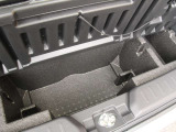 荷室下にも掘込式の収納スペースが。ボードを立てて背の高い荷物を載せることも可能です。