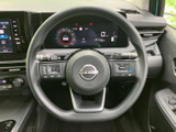 握りやすく操作性の良いステアリング。運転の楽しさを高めてくれます。オーディオやハンズフリー通話などの操作も可能です。