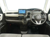 ◆インテリアパネル◆視界広々で非常に運転しやすくロングドライブでも疲れを感じさせないすっきりとまとまったインパネ周りです。