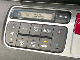 【オートエアコン】一度お好みの温度に設定すれば、車内の温度を検知し風量や温度を自動で調整。暑い&hellip;寒い&hellip;と何度もスイッチ操作をする必要はありません。快適な車内空間には必須の機能ですね♪