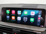 【アップルカープレイ】iPhoneがBMW車両とワイヤレスで接続されます。Apple CarPlayでは、オーディオストリーミングやメッセージングアプリがディスプレイに表示されます。