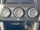 【オートエアコン】一度お好みの温度に設定すれば、車内の温度を検知し風量や温度を自動で調整。暑い&hellip;寒い&hellip;と何度もスイッチ操作をする必要はありません。快適な車内空間には必須の機能ですね♪