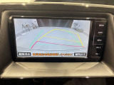 バックガイドモニター(リバース連動)で、後方を確認しながら安心して駐車することができます。運転初心者も熟練者も必須の機能ですよ!