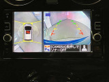 複数のカメラの映像をもとに、クルマを真上から見ているような映像をドライバーに提供し駐車をサポートする機能です。