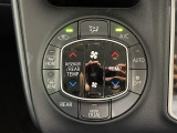 【左右独立温度コントロール式フルオートエアコン(DUAL/SYNC)】運転席側と助手席側でそれぞれ自由に温度設定ができ、快適な風量やモードなどを自動調整します