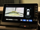 リバースギアに入れるだけで後方の表示へ切り替わります。夜間や雨の日の駐車も楽になりますよ。