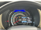 視認性の高いメーターで、運転に必要な情報をしっかり確認できます。デジタル表示で、走行距離や燃費なども一目でわかります。運転状況を的確に把握できます。