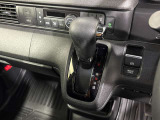 インパネシフトだから視線の移動も少なく足元もスッキリ♪運転席もゆったりしているのでゆとりを持ってドライブできますね!