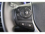 運転中に手を離さなくてもオーディオ操作やマルチインフォメーションディスプレイ内の表示切替が出来るステアリングスイッチ付です。走行中に視線を逸らさず出来る手元操作は安全運転につながります。