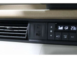 インパネシフトだから視線の移動も少なく足元もスッキリ♪運転席もゆったりしているのでゆとりを持ってドライブできますね!