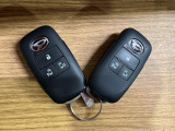 【スマートキー】 スマートキーを携帯していれば、ドアハンドルのボタンを押してロックの解除ができ、パワースライドドアもワンタッチで開閉できます。
